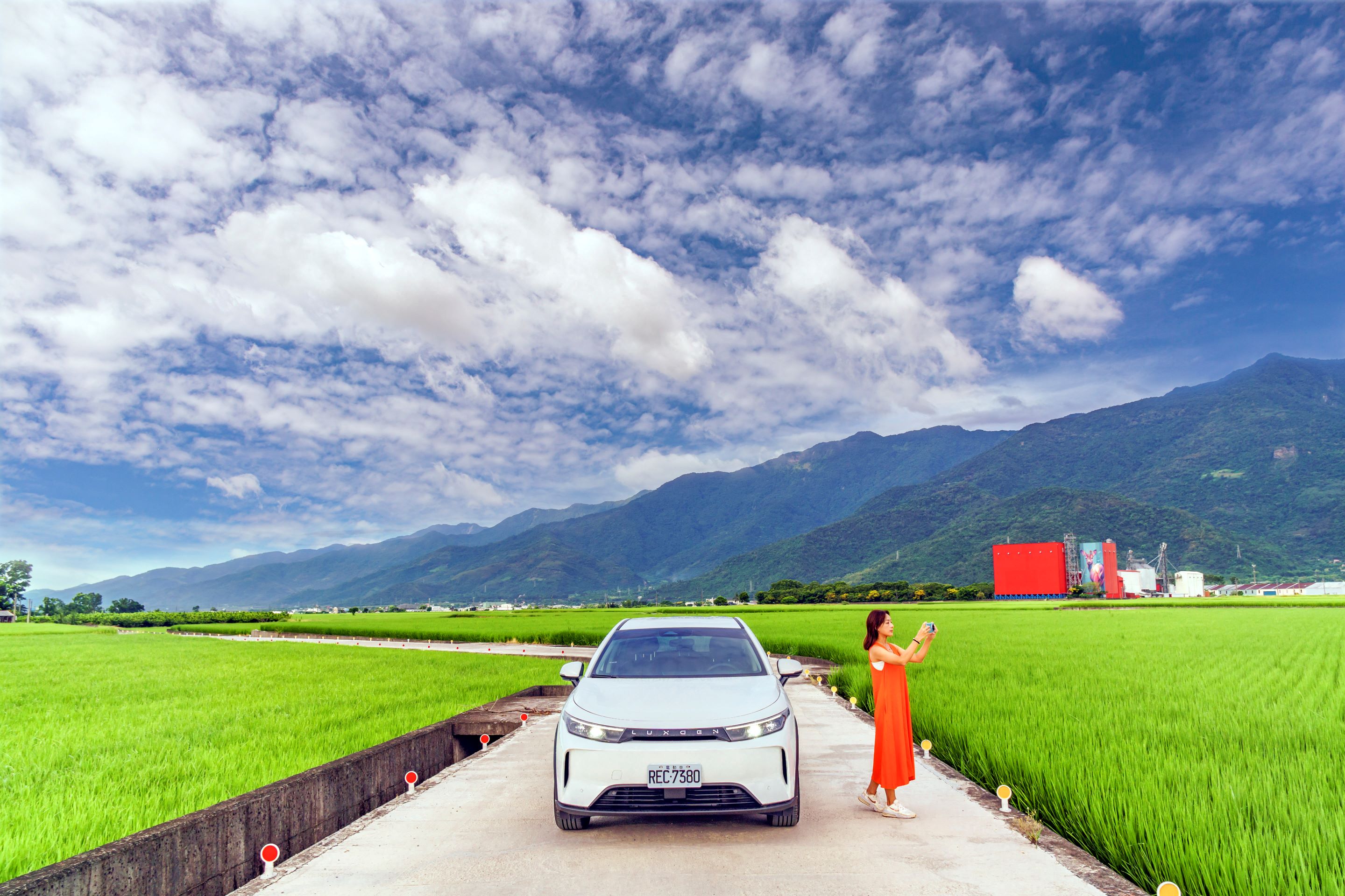 ，對內制定減碳方針與落地措施，積極建構完善eMaaS生態圈，整合電動車、充電網路與數據管理能力，並推出適用企業客戶的永續移動碳管理平台。